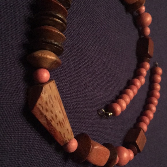 🐞 Boho Vintage Wooden Necklace with pink accent - Picture 2 of 4